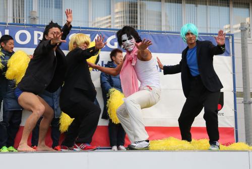ゴールデンボンバーを演じる（左から）佐藤優平、喜田拓也、中沢佑二、熊谷アンドリュー