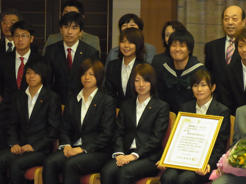 神戸市スポーツ特別賞を受賞したＩＮＡＣ神戸。（前列左が京川、右が川澄）