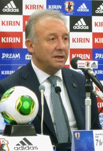 香川が復帰、大津初選出　記者会見するサッカー日本代表のザッケローニ監督