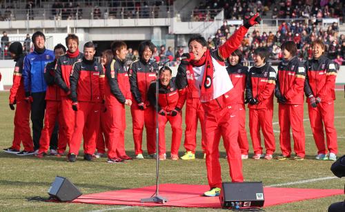 ファンフェスタで矢沢永吉の歌を「浦和レッズ！アーハッ！」と替え歌にして熱唱する森脇（手前）に選手たちも大爆笑