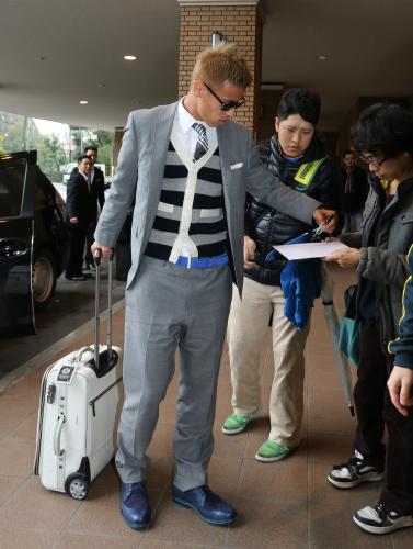 日本代表宿舎に到着し、待ち受けるファンにサインする本田圭佑