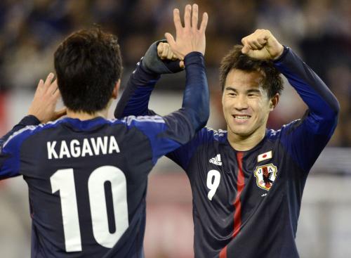 ＜日本・ラトビア＞前半、先制ゴールを決め、香川（左）とタッチして喜ぶ岡崎