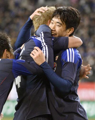 ラトビア戦の後半、ゴールを決めた本田（中央）と抱き合う、日本代表の香川（右）