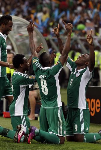 ＜アフリカ選手権　ナイジェリア４―１マリ＞決勝進出を果たし喜ぶナイジェリア代表の選手たち