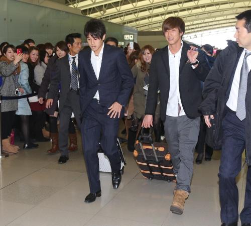 内田、大津（左から）が多くのファンに見送られ出発する