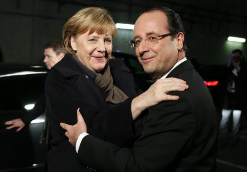 ＜フランス・ドイツ＞試合を観戦したドイツのメルケル首相（左）とフランスのオランド大統領