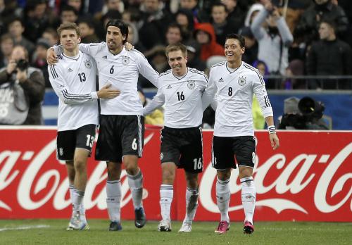 ＜フランス・ドイツ＞ケディラ（左から２人目）のゴールを祝福するドイツ代表イレブン