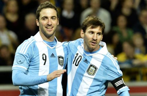 ＜スウェーデン・アルゼンチン＞先制ゴールが決まり喜びあうアルゼンチン代表のイグアイン（左）とメッシ
