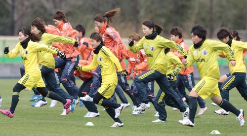 サッカー女子の各年代の日本代表候補が参加した強化合宿で軽快に動く選手たち