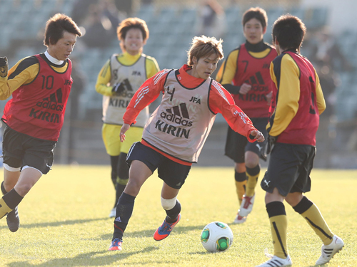 なでしこチャレンジ・小川（中央）がなでしこＪＡＰＡＮチームに入って、地元男子高校生との試合で精力的な動きを見せる