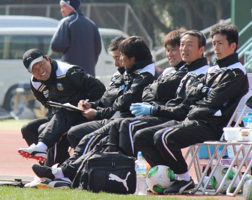 ＦＣ東京との練習試合で笑顔を見せる川崎Ｆの風間監督（左端）