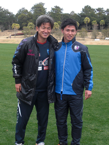 元日本代表ＦＷ三浦知（左）に記念撮影をお願いしたＣ大阪のＦＷ南野