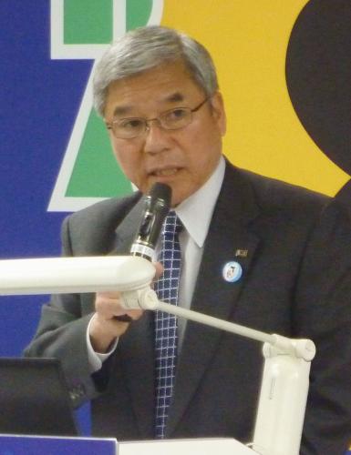 全国技術委員長会議であいさつする日本サッカー協会の大仁会長