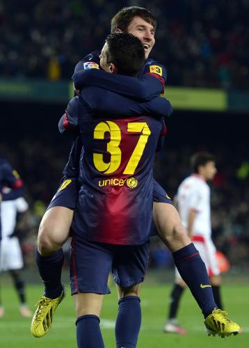 ＜バルセロナ・セビリア＞ゴールを決めたメッシ（上）はアシストをしたテージョと抱き合って喜ぶ