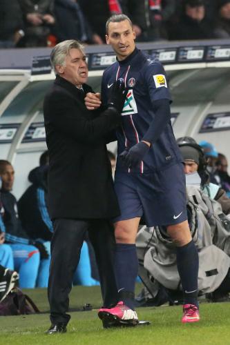 ＜フランス杯 パリＳＧ２－０マルセイユ＞ＰＫ弾を含む２得点を決めたＦＷイブラヒモビッチ（右）とアンチェロッティ監督