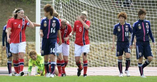 ＜日本・ノルウェー＞前半、先制ゴールを許し、肩を落とすＧＫ久野（左から２人目）ら日本イレブン