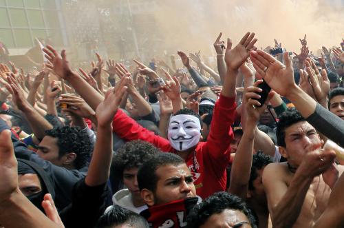 エジプトの首都カイロで、サッカー暴動事件の判決に抗議する人々