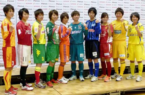 カメラマンにポーズをとるＩＮＡＣ神戸の川澄主将（右から３人目）らなでしこリーグの選手たち