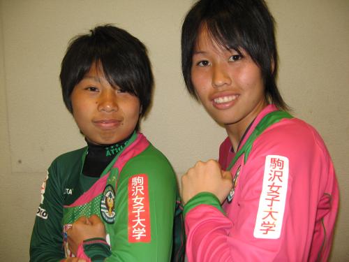 チームのスポンサーでもある駒沢女子大に合格した日テレのＦＷ田中美南とＧＫ望月ありさ（左から）