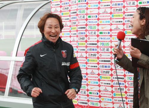＜浦和・大阪高槻＞試合後のインタビューで大笑いする浦和・手塚監督