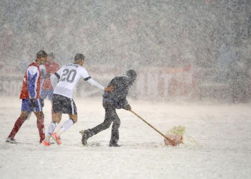＜米国・コスタリカ＞大雪の影響で後半１０分に除雪作業のため試合は一時中断する