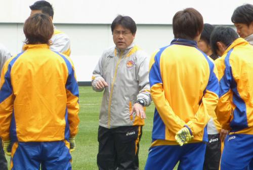 ＡＣＬ１次リーグ第３戦を前に、練習で指示を出す仙台の手倉森監督
