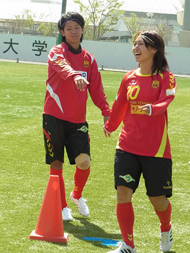 練習で笑顔を見せる田中陽子（右）と京川