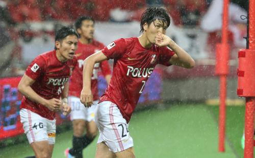 ＜浦和・磐田＞後半、ゴールを決めた浦和・原口はスタンドへ目線をやり左指にキスするパフォーマンスを見せる