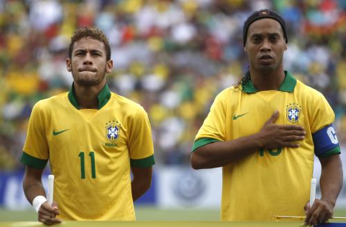 ボリビア戦でキャプテンマークを付け出場したブラジル代表のロナウジーニョ 左はネイマール スポニチ Sponichi Annex サッカー