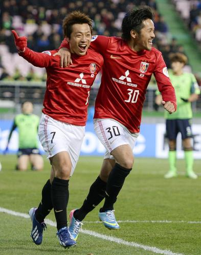 ＜浦和・全北＞前半、２点目のゴールを決め、興梠（右）と喜ぶ浦和・梅崎