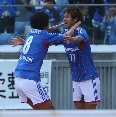 ＜横浜・川崎Ｆ＞後半、横浜・端戸（右）はゴールを決め笑顔を見せる