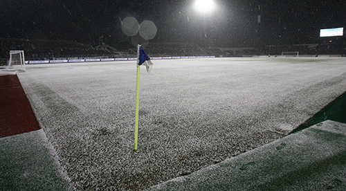 ＜山形・名古屋＞２００９年３月１５日、山形のホーム開幕戦、試合後のピッチは雪で真っ白に
