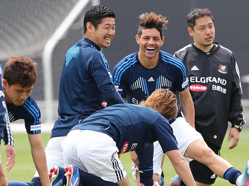 練習中に笑顔を見せる栗原（中央左）ら横浜イレブン