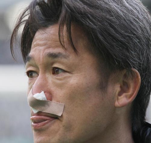 ＜東京V・横浜ＦＣ＞前半、鼻を負傷した横浜ＦＣ・三浦知は、ばんそうこうを貼りながらプレーを続行