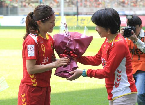 ＜ＩＮＡＣ神戸・日テレベレーザ＞リーグ通算１００試合を達成した川澄（左）は、母・千奈美さんから花束を受け取る