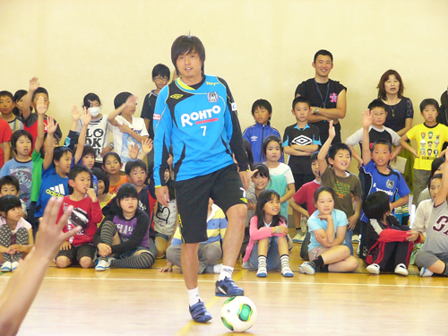 小学生の前で華麗なボールさばきを披露するＧ大阪・遠藤