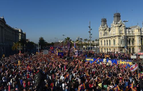 バルセロナの優勝パレードには約５０万人ものファンが集まった