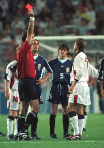 ９８年Ｗ杯フランス大会のアルゼンチン戦でレッドカードを受け退場となるベッカム（右）
