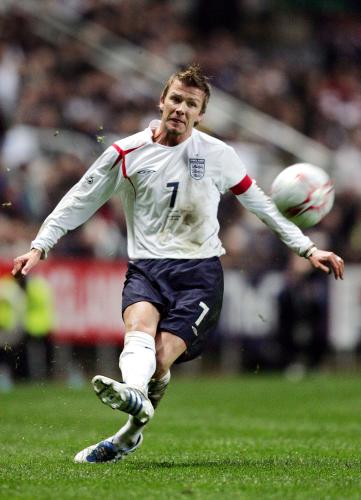 ２００５年、Ｗ杯予選でゴールを狙うイングランド代表のベッカム