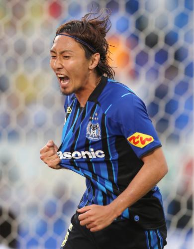 ＜Ｇ大阪・群馬＞後半１６分、倉田はゴールを決め、雄叫びを上げる