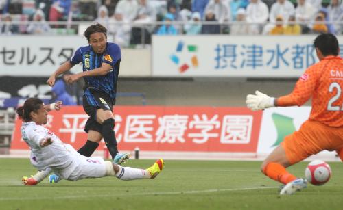 ＜Ｇ大阪・群馬＞前半２６分、倉田（左から２人目）はチーム２点目となるゴールを決める