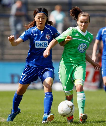 サッカー女子のドイツ１部リーグで、初の得点王に輝いたポツダムの大儀見（左）