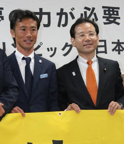 フォトセッションに臨む（左から）藤田氏と、鈴木議員