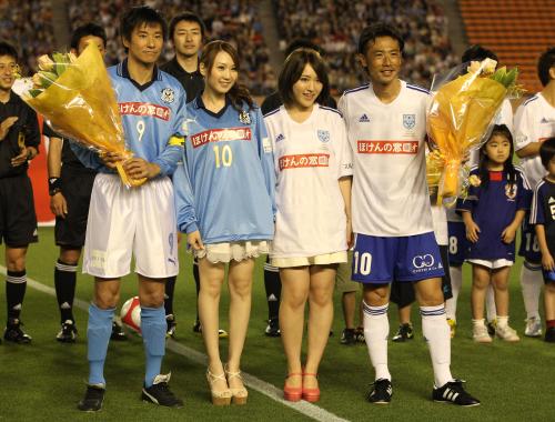 藤田俊哉送別試合で笑顔を見せる（左から）中山、ＡＫＢ４８・中田ちさと、内田眞由美、藤田