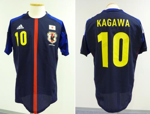 選手名と背番号に黄色が使われたサッカーコンフェデ杯の日本代表ユニホーム