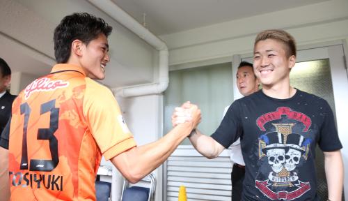 ＜清水・仙台＞試合後、バースデーゴールを決めた清水・高木俊（左）は観戦に訪れた大前と握手をかわす