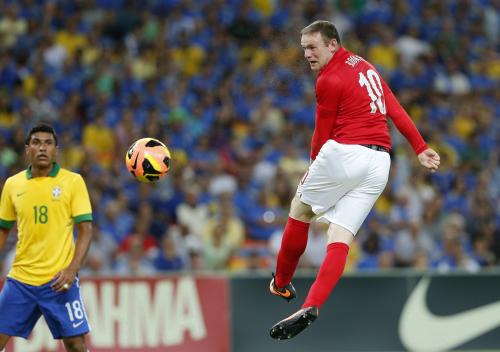 ＜ブラジル２―２イングランド＞１―２とする逆転弾を決めたイングランド代表のＦＷルーニー（右）