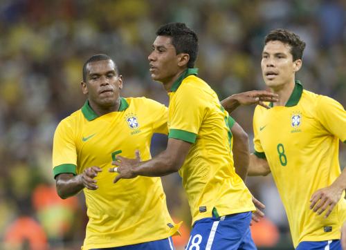 ＜ブラジル２―２イングランド＞２―２となる同点弾を決めたブラジル代表のＭＦパウリーニョ（中）