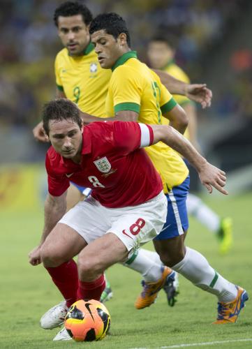 ＜ブラジル２―２イングランド＞競り合うイングランド代表のＭＦランパード（左）とブラジル代表のＦＷフッキ