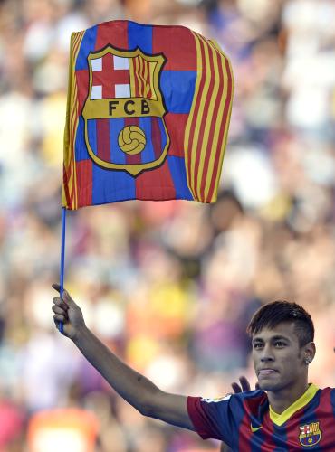 バルセロナの旗を掲げてサポーターにアピールするネイマール